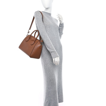 GIVENCHY Sugar Goatskin Small Antigona Caramel GIVENCHY Sugar Goatskin Small Antigona Caramel