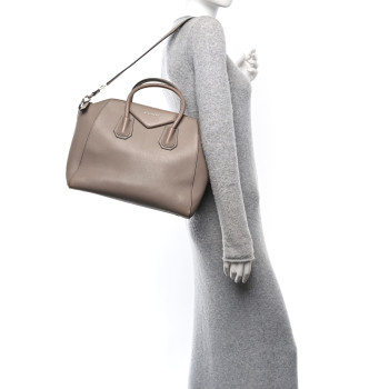 GIVENCHY Sugar Goatskin Medium Antigona Mastic GIVENCHY Sugar Goatskin Medium Antigona Mastic